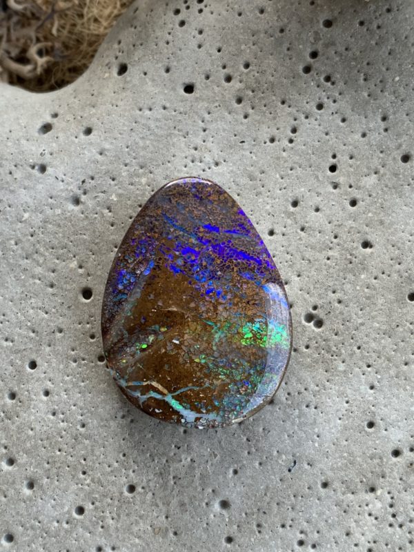 Bouldermatrixopal in schillernden Regenbogenfarben