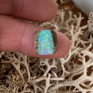 Intensiv Leuchtender Opal aus Australien