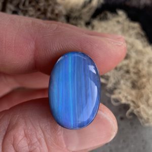 Tiefblauer Opal aus Australien