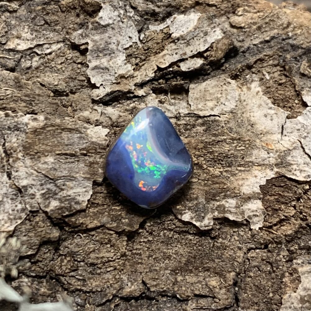 Leuchtender Opal für ihr individuelles Schmuckstück