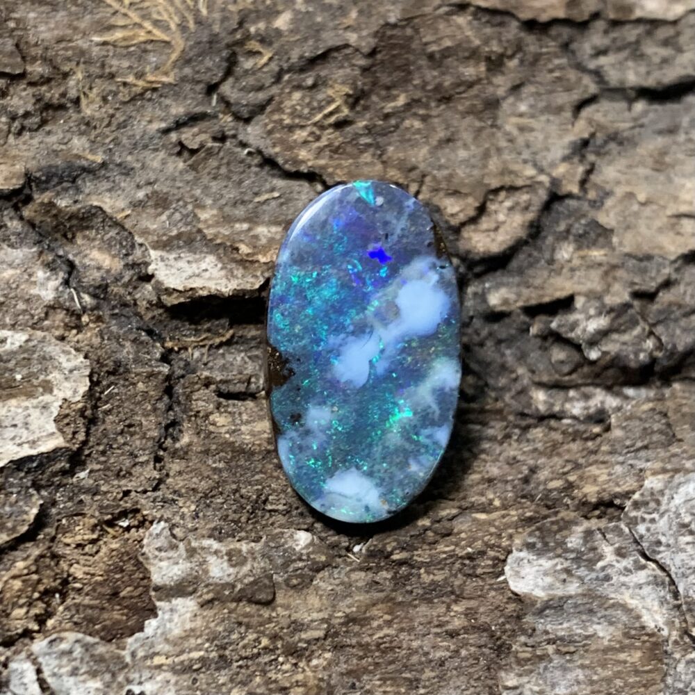 Blauer Opal mit weissen Wolken im Hintergrund