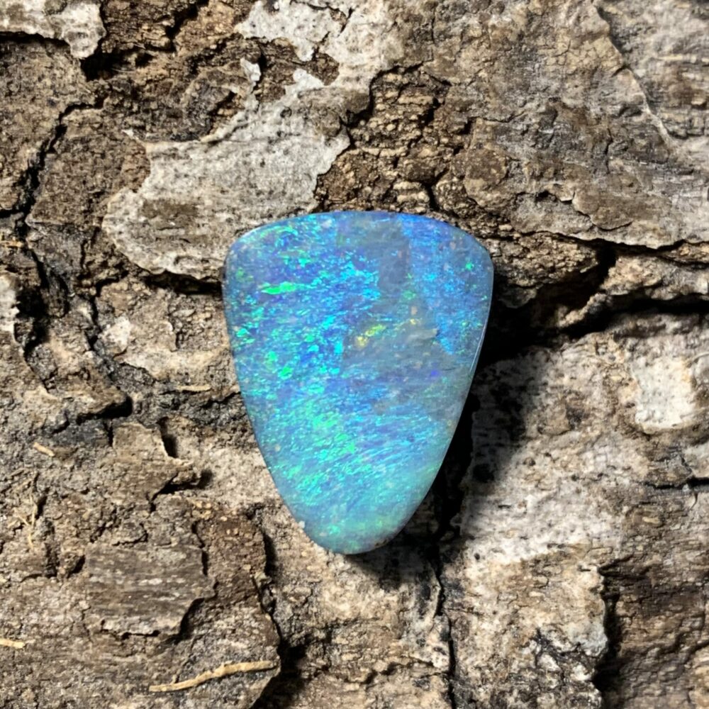Australischer Opal mit Wappenform