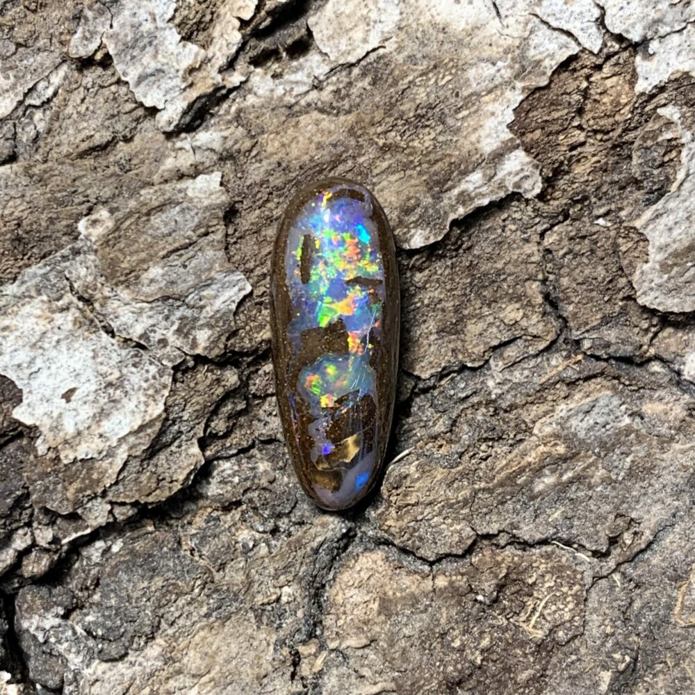 Mystischer Opal mit Regenbogenfarben