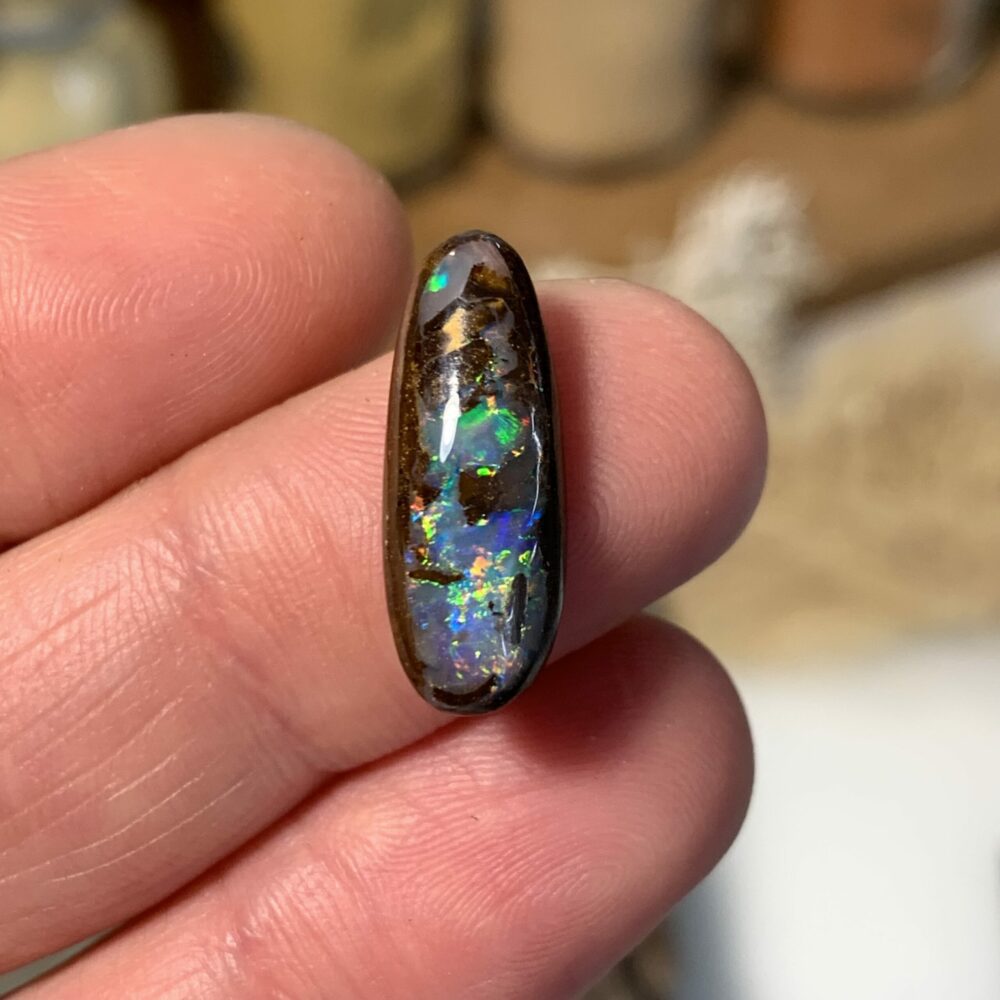 Mystischer Opal mit Regenbogenfarben