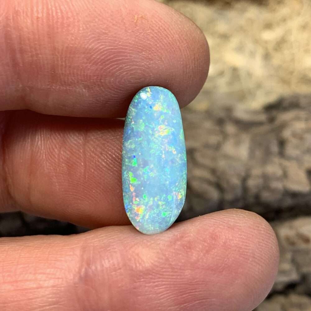 Opal in lebendigen Hellblau