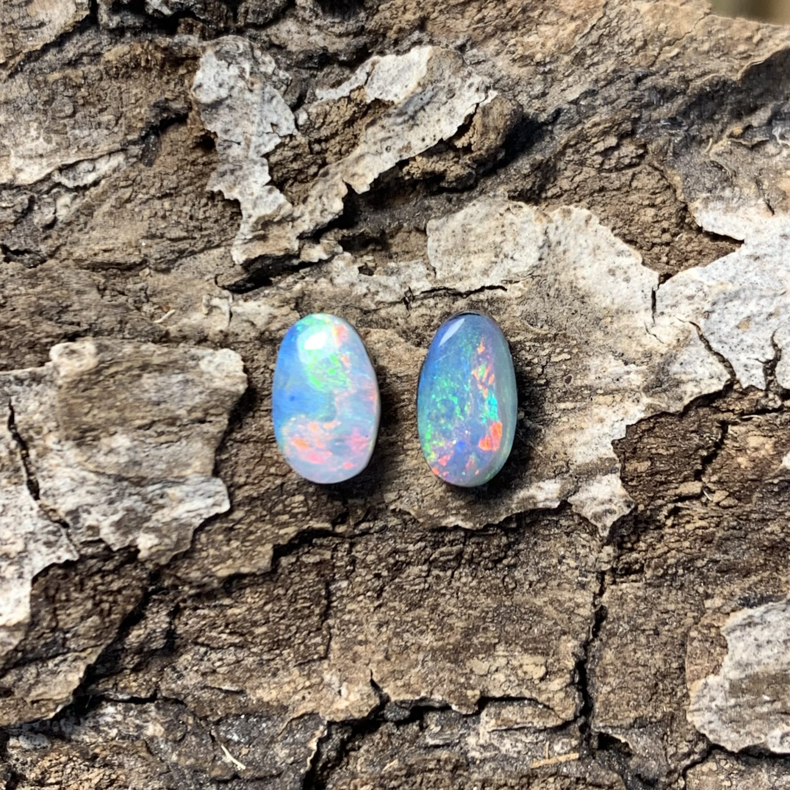 Farbtrunkenes Opal Paar