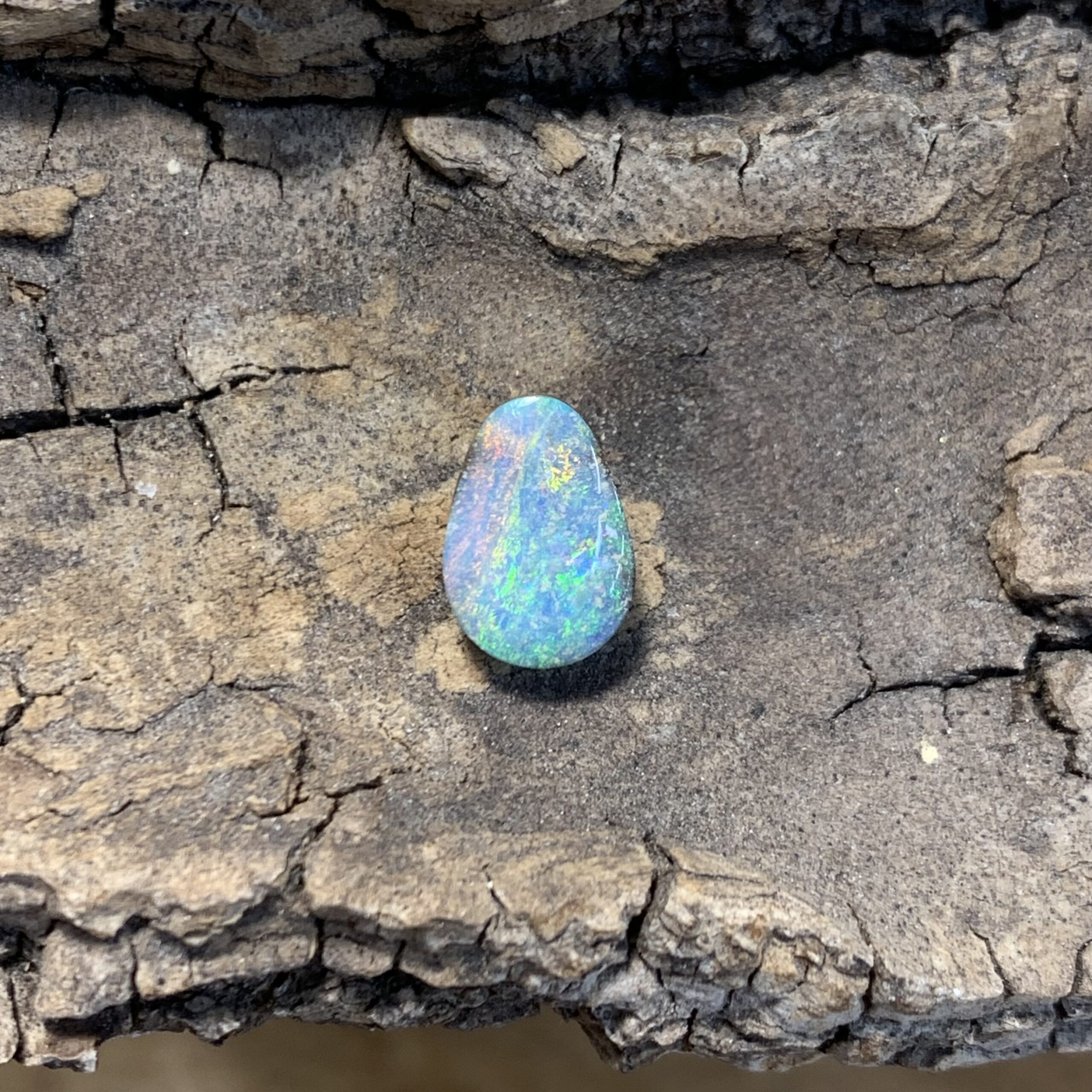 Tropfenförmiger Boulder Opal