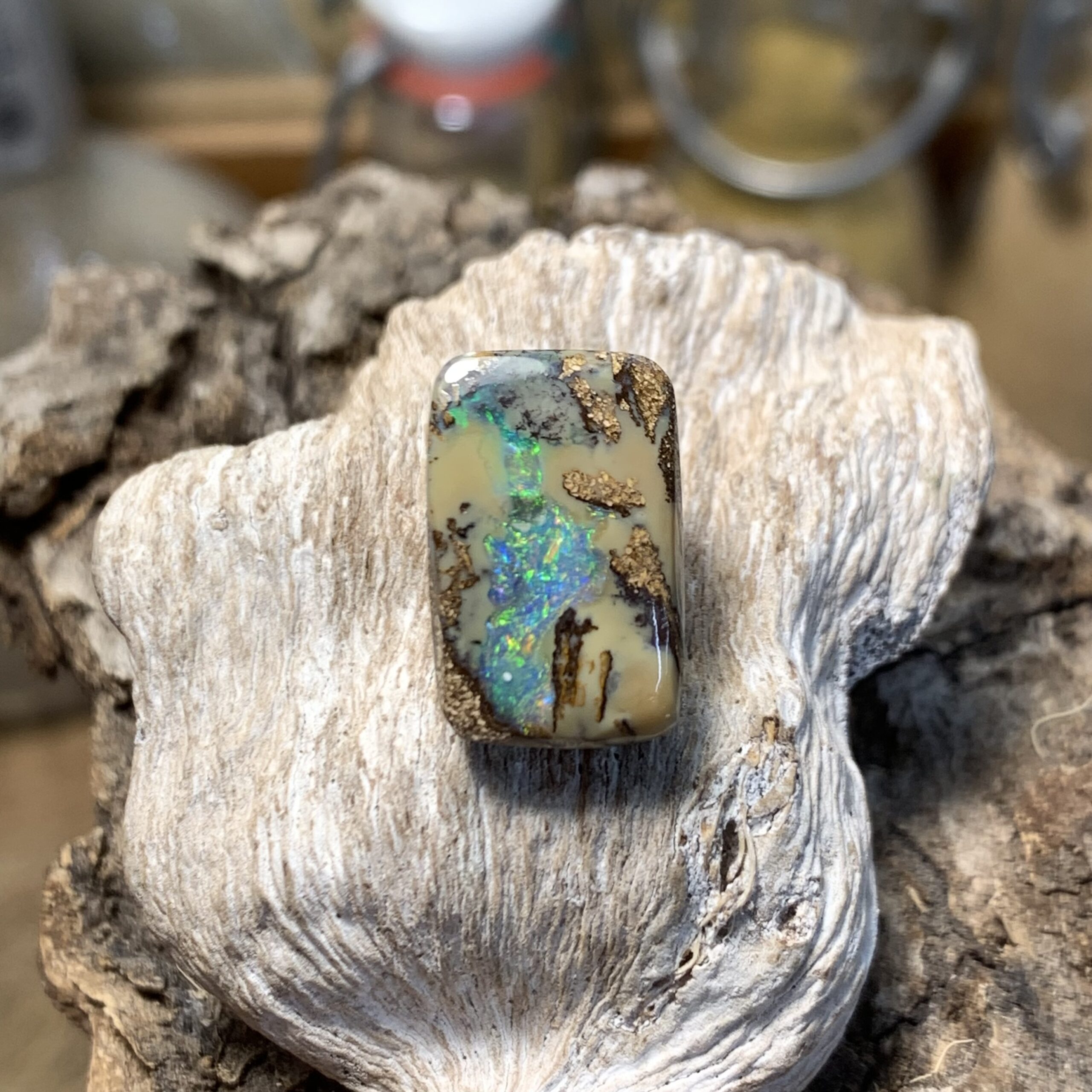 Boulder Matrix Opal mit Karamellfarbigen Rahmen