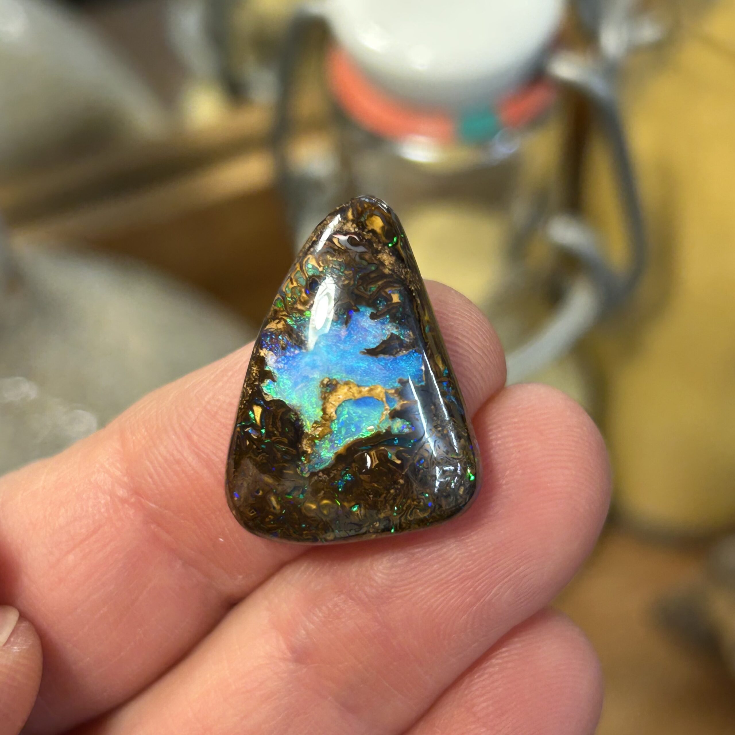 Boulder Matrix Opal mit türkisem Mittelpunkt