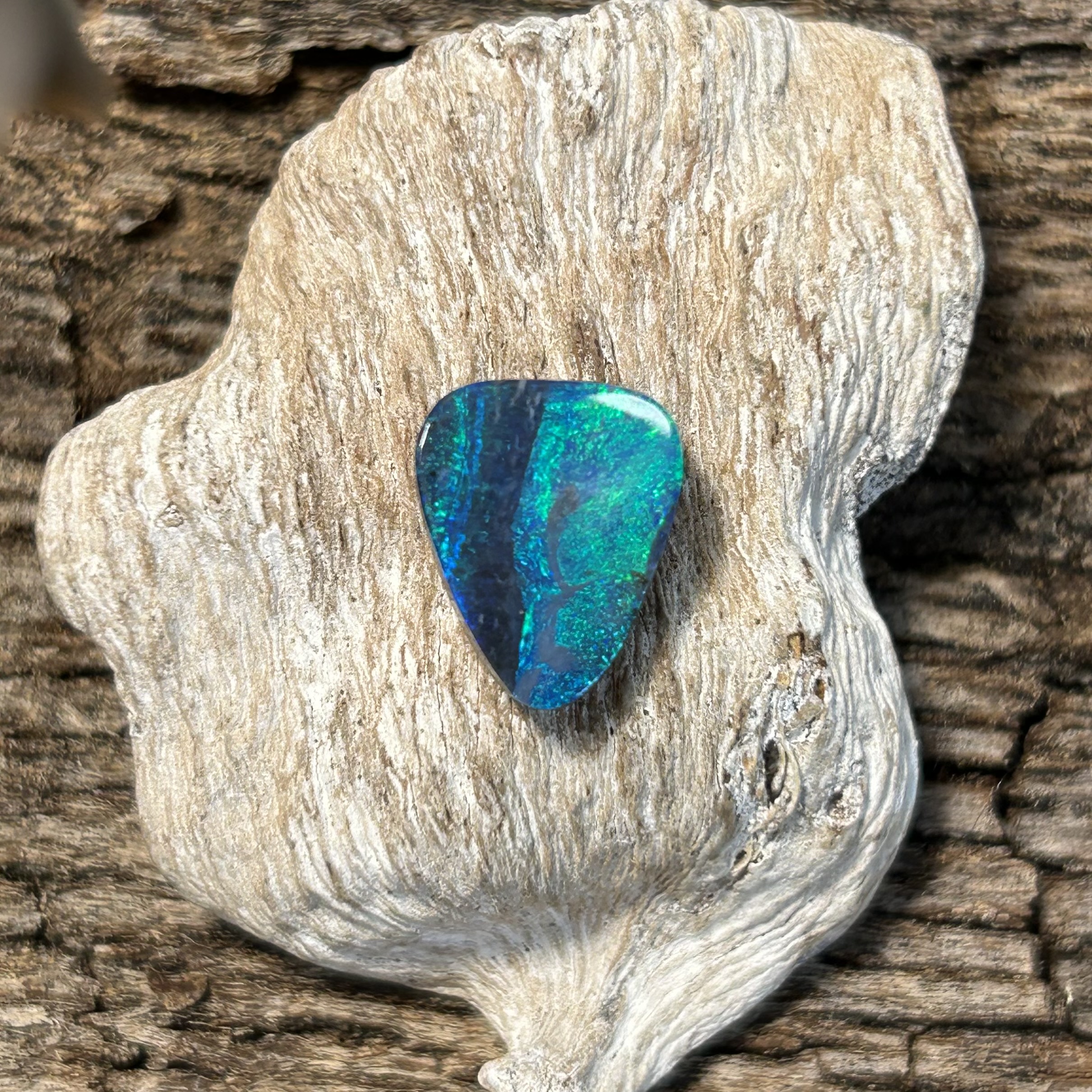 Türkiser Boulder Opal in Wappenform